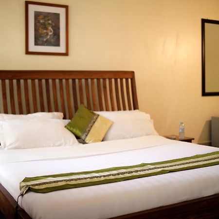 Entebbe Palm Hotel Екстер'єр фото