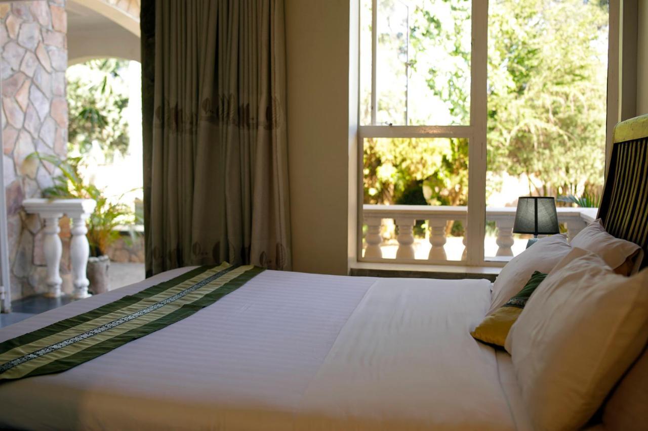 Entebbe Palm Hotel Екстер'єр фото