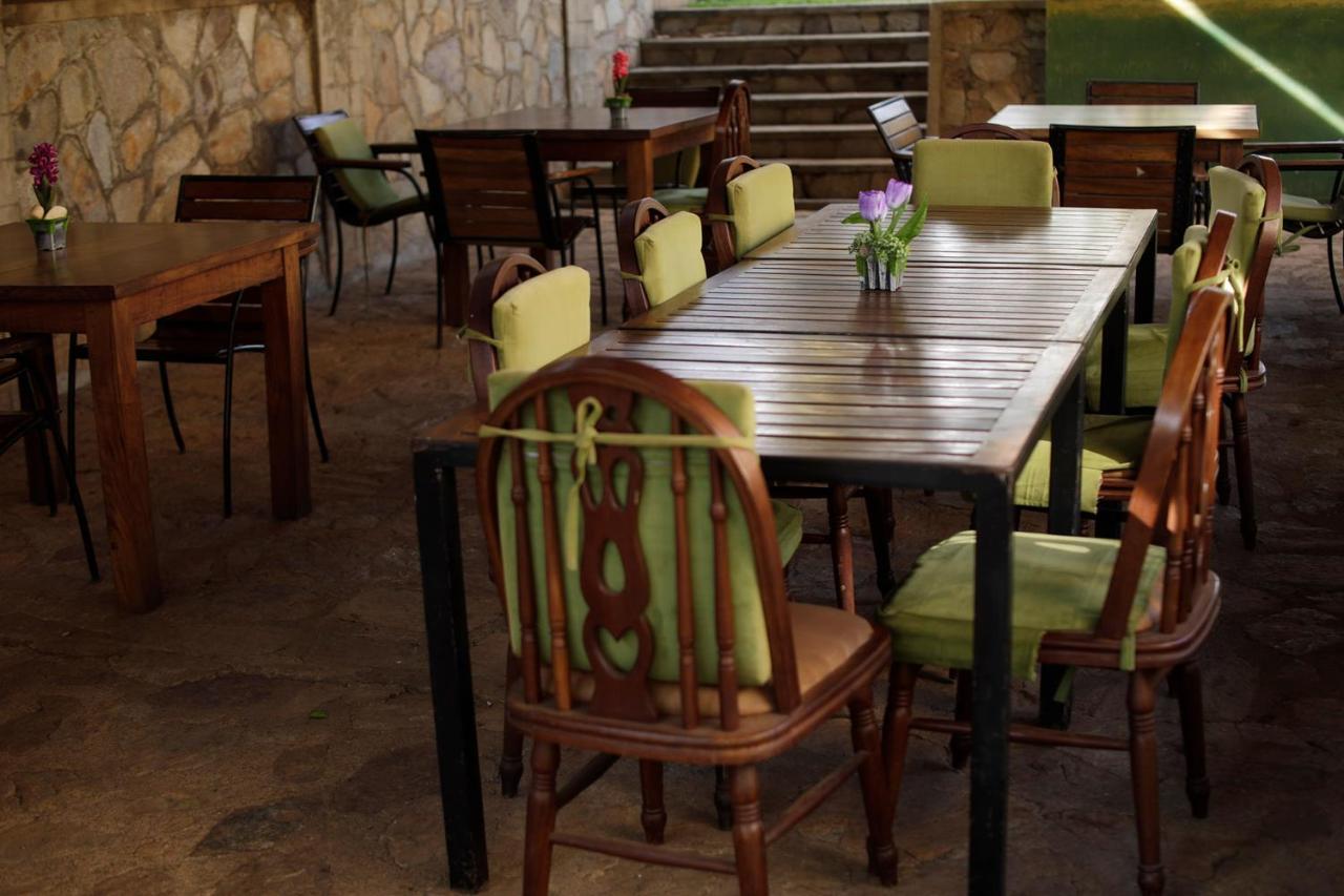Entebbe Palm Hotel Екстер'єр фото