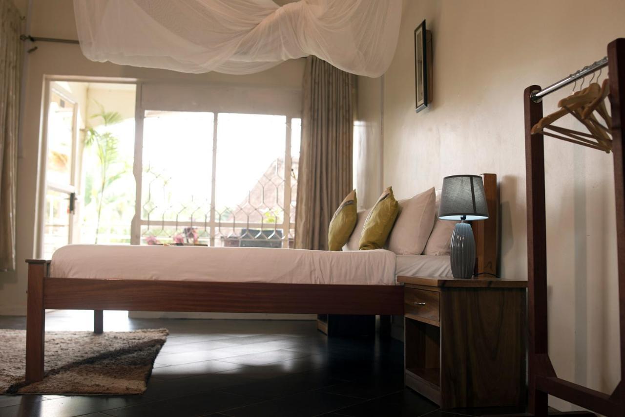 Entebbe Palm Hotel Екстер'єр фото