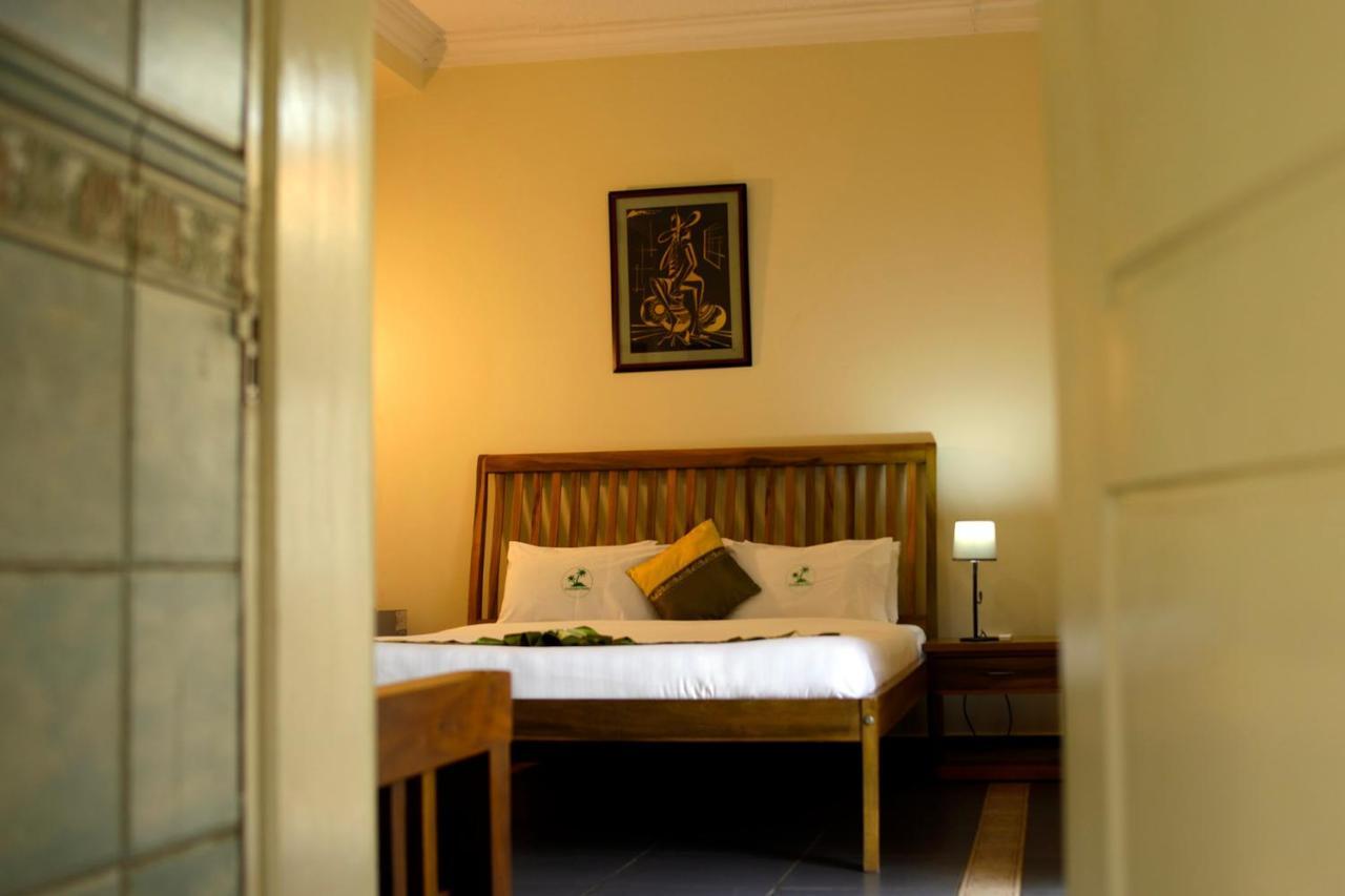 Entebbe Palm Hotel Екстер'єр фото