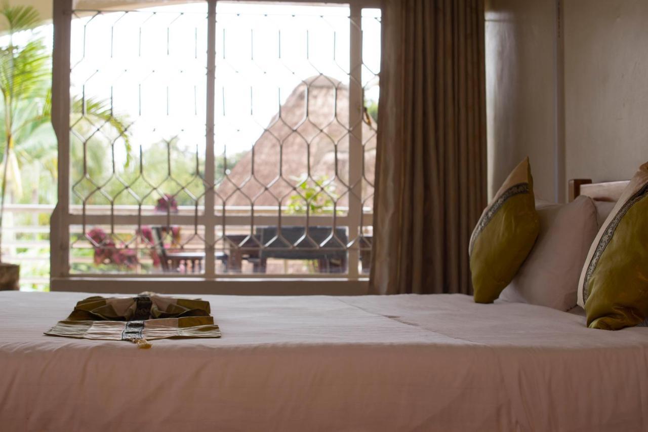 Entebbe Palm Hotel Екстер'єр фото