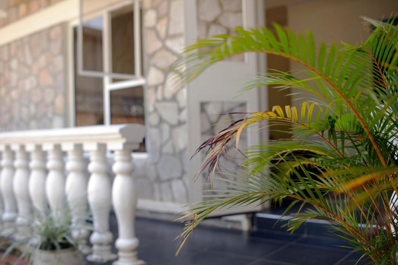 Entebbe Palm Hotel Екстер'єр фото